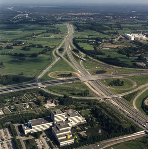 401030 Luchtfoto van het Knooppunt Rijnsweerd te Utrecht, uit het westen, met van links naar rechts de A27, van ...